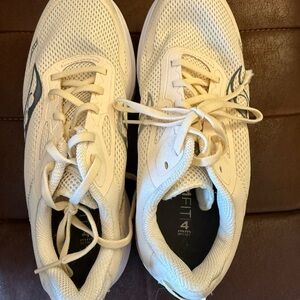 Women’s Saucony Shoes
